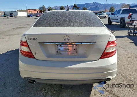 2010 Mercedes-Benz C 300 z USA, uszkodzony, nr VIN WDDGF5EB5AF410043